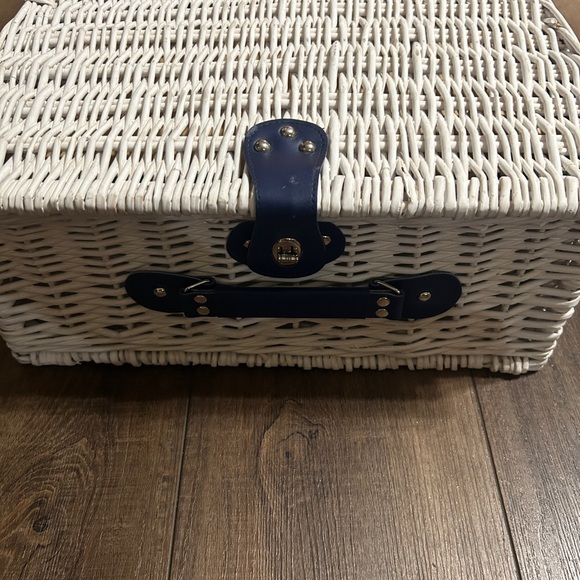 Other - 4 Person White Wicker Picnic Basket Set Insulated Cooler Navy Blue Straps